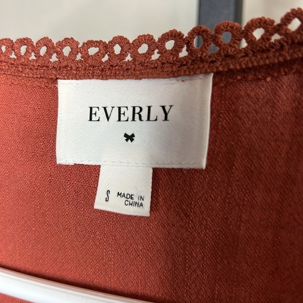 064 - Everly NWOT Coral Long Sleeve Crop, Size Small - Picture 3 of 6